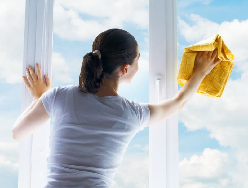 Чистые стекла: как вымыть окна, не оставив разводов