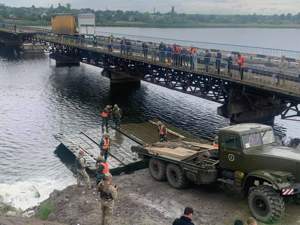 Обрушение Алексеевского моста: военные начали строительство понтонной переправы