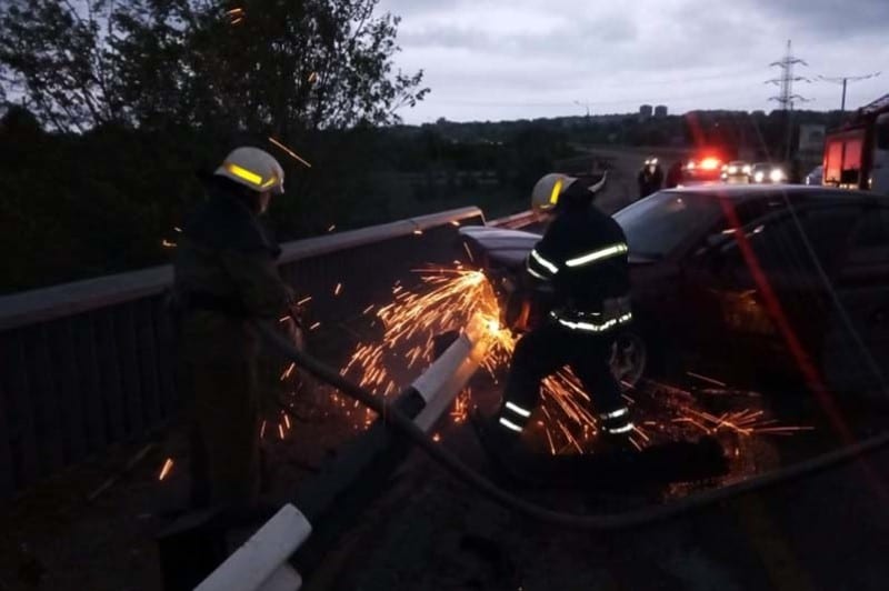 Под Днепром на мосту легковушка врезалась в отбойник, водителя госпитализировали