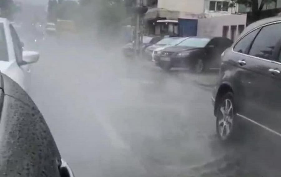 В Киеве прорвала теплотрасса (Видео)