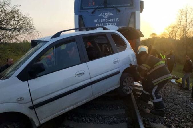 Под Днепром грузовой поезд протаранил авто: два человека погибли