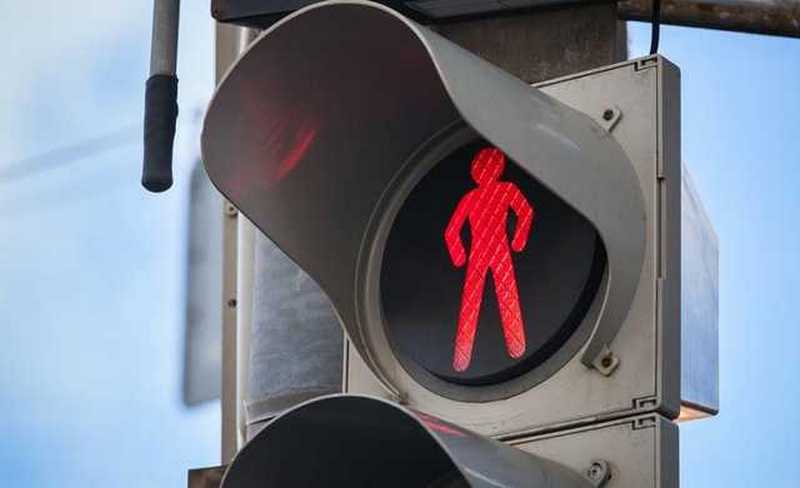 В Украине водителям запретили сбивать пешеходов, идущих на красный