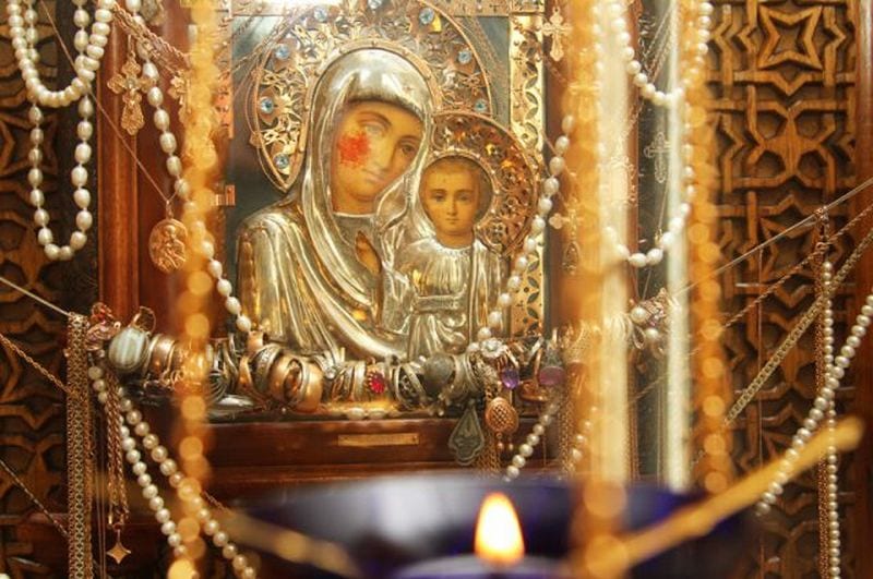 Вынесла 3 кг золотых изделий: в Днепре женщина обокрала Свято-Троицкий собор (Видео)