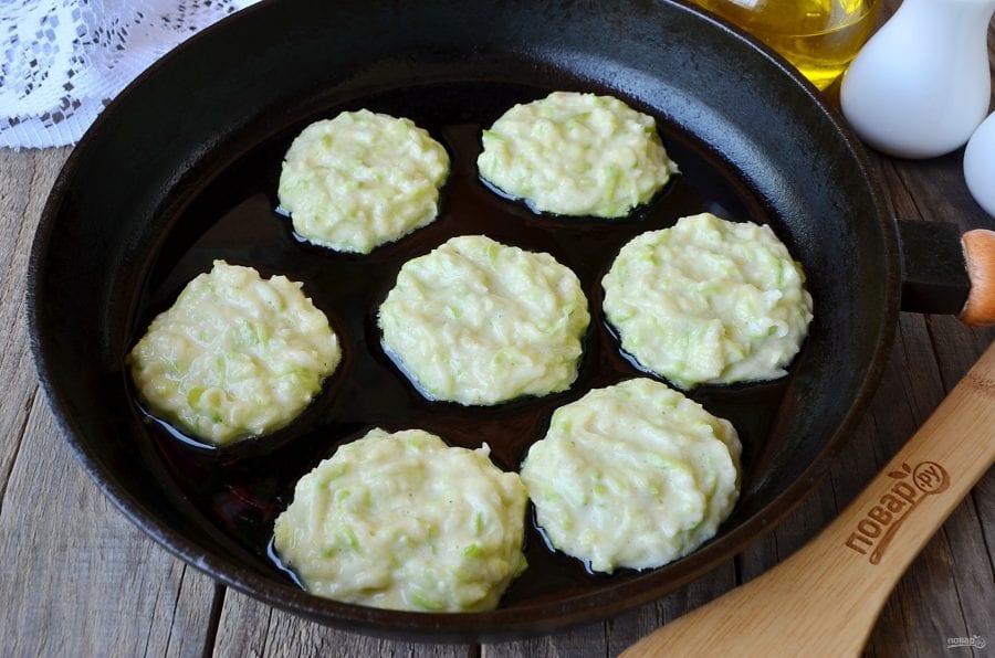 Быстрые кабачковые оладьи: простой рецепт сезонного блюда (Фото)