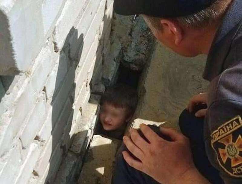 Под Днепром мальчик застрял головой в бетонной ловушке (Фото)