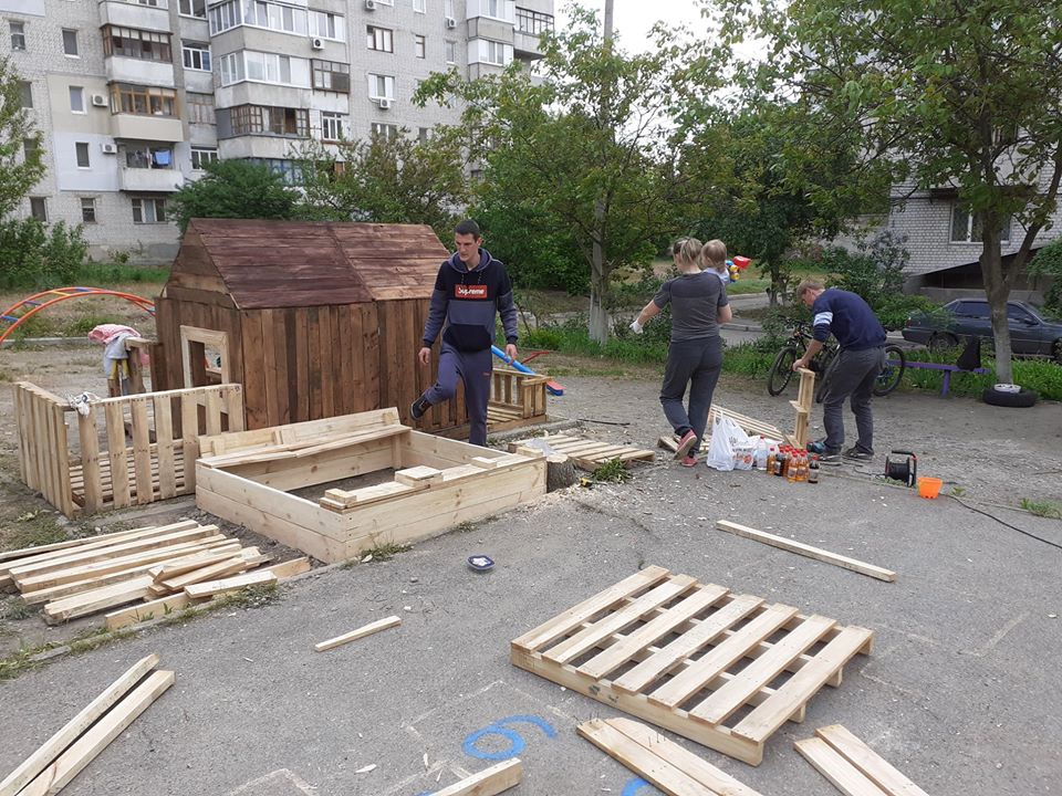 В Днепре родители строят сказочный городок из поддонов. Новости Днепра