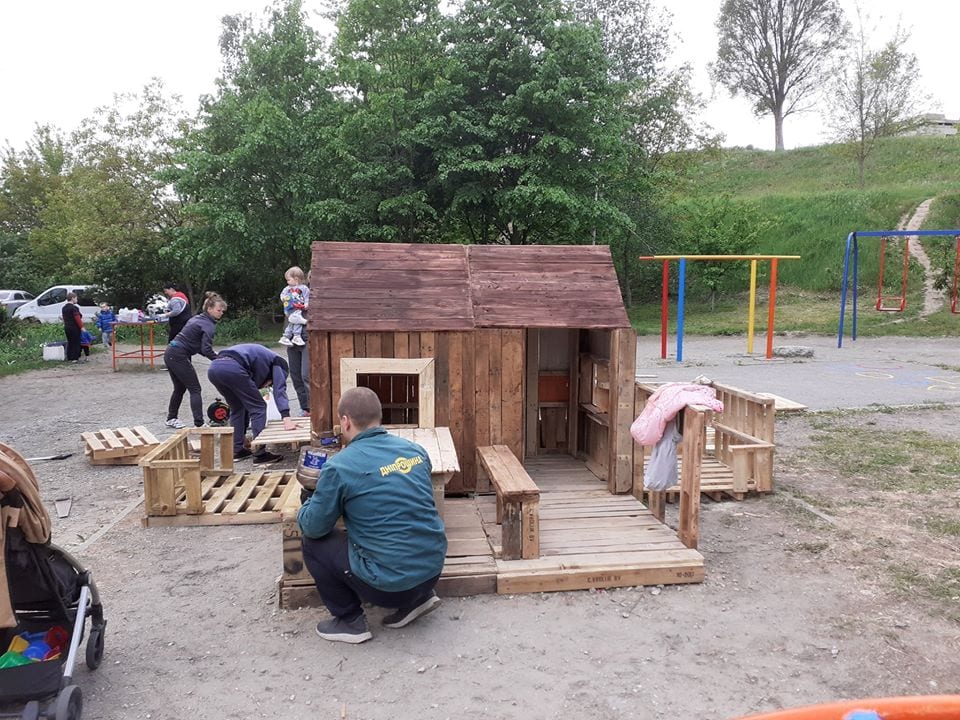 В Днепре родители строят сказочный городок из поддонов. Новости Днепра