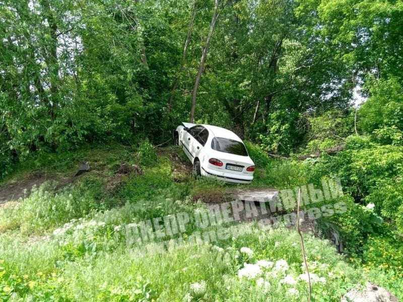 ДТП в Днепре: автомобиль на огромной скорости вылетел в кусты