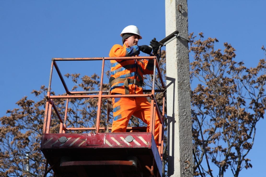 Днепр становится светлее: коммунальщики устанавливают освещение там, где его никогда не было