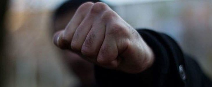 В центра Днепра два десятка агрессивных молодчиков напали на полицейских (Видео)