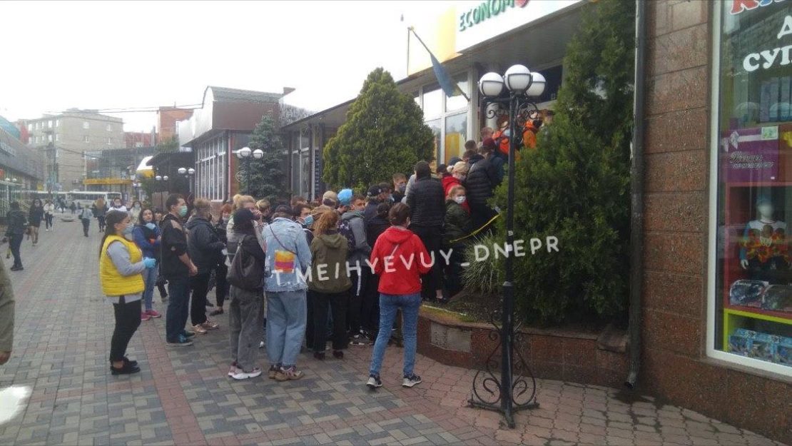 В Днепре толпа штурмом взяла секонд хенд. Новости Днепра