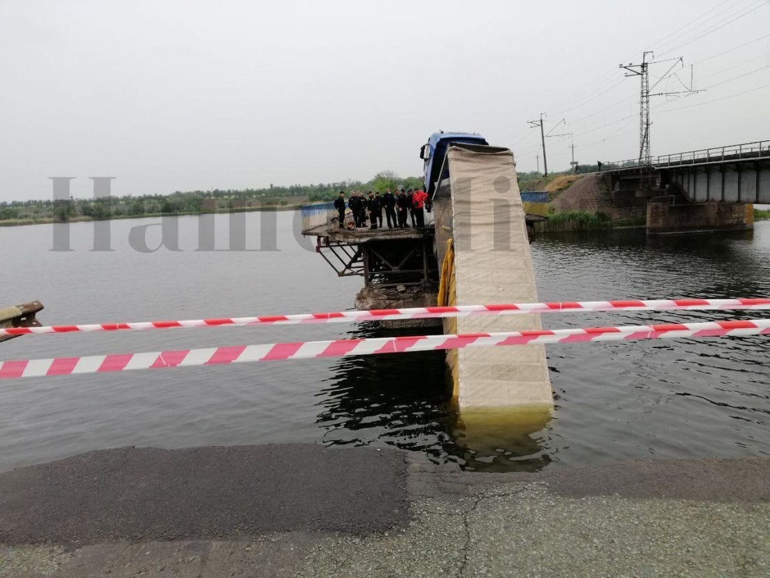 Обрушение Алексеевского моста: появилось видео момента ЧП