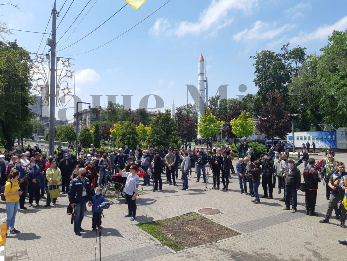 В Днепре масштабный митинг возле ОГА (Фото, видео)