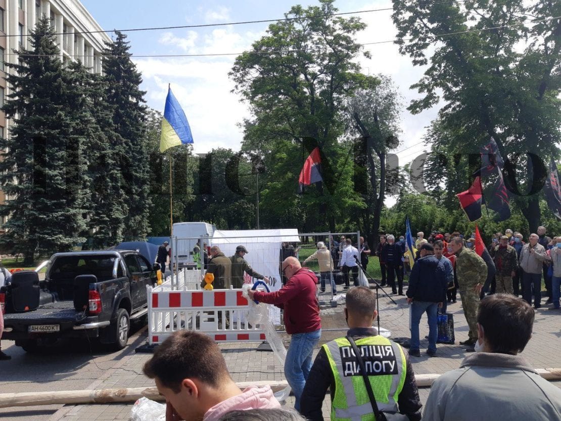 В Днепре масштабный митинг возле ОГА (Фото, видео)