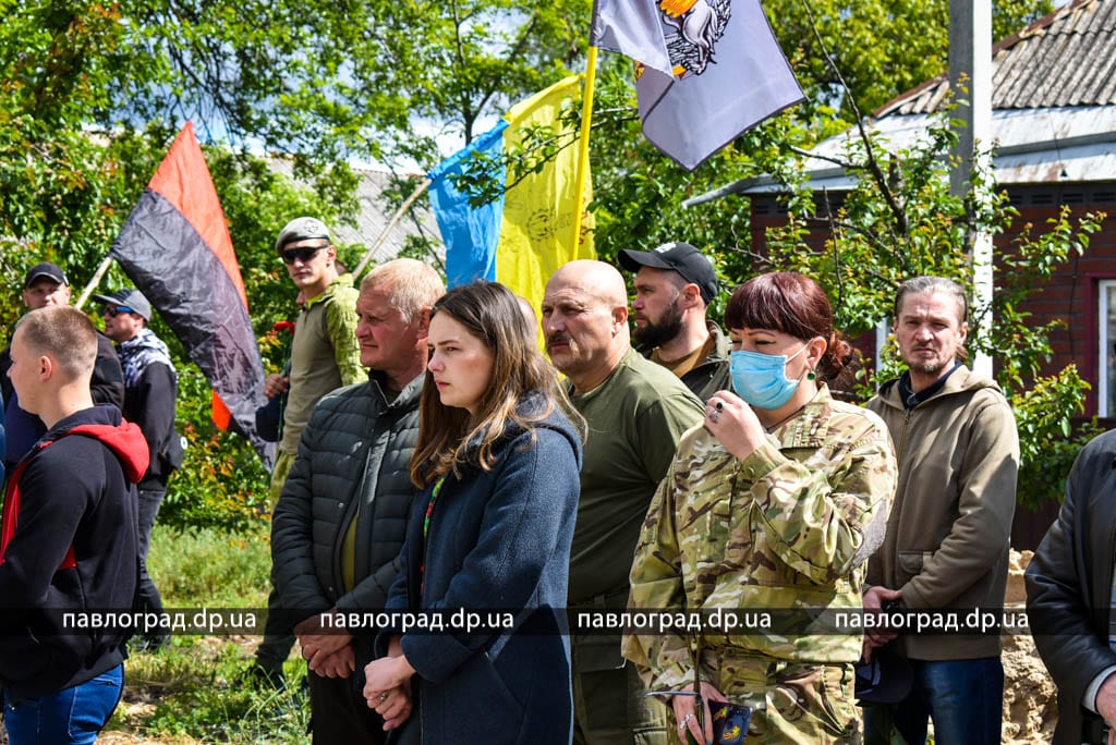 Под Днепром весь город провожал Героя в последний путь