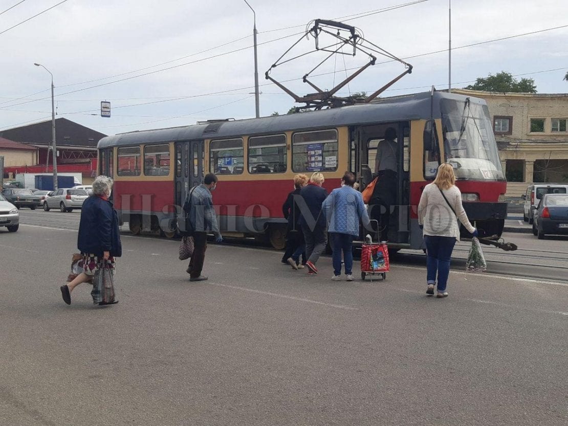 В Днепре пассажиры лезут в общественный транспорт без спроса. Новости Днепра