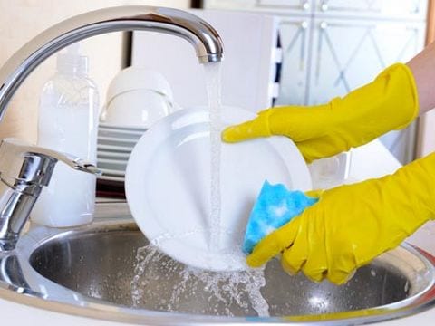 Почему нельзя мыть посуду в гостях