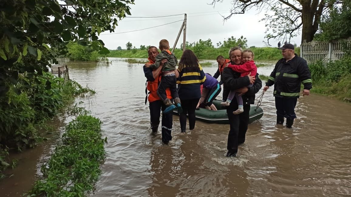 Наводнение на Западной Украине: в сети показали страшные фото и видео катастрофы