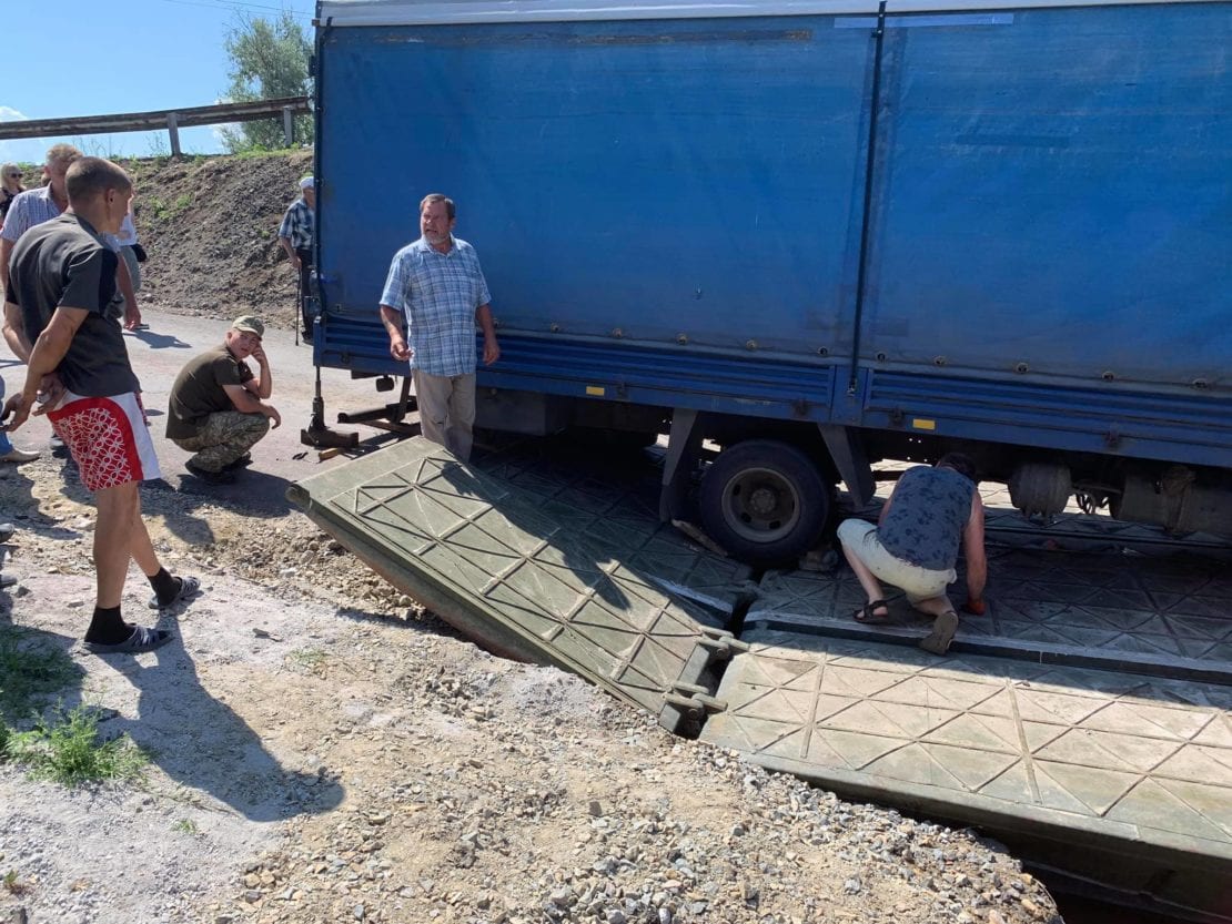 Под Днепром грузовик сломал мост, торжественно открытый областной властью (Фото, видео)