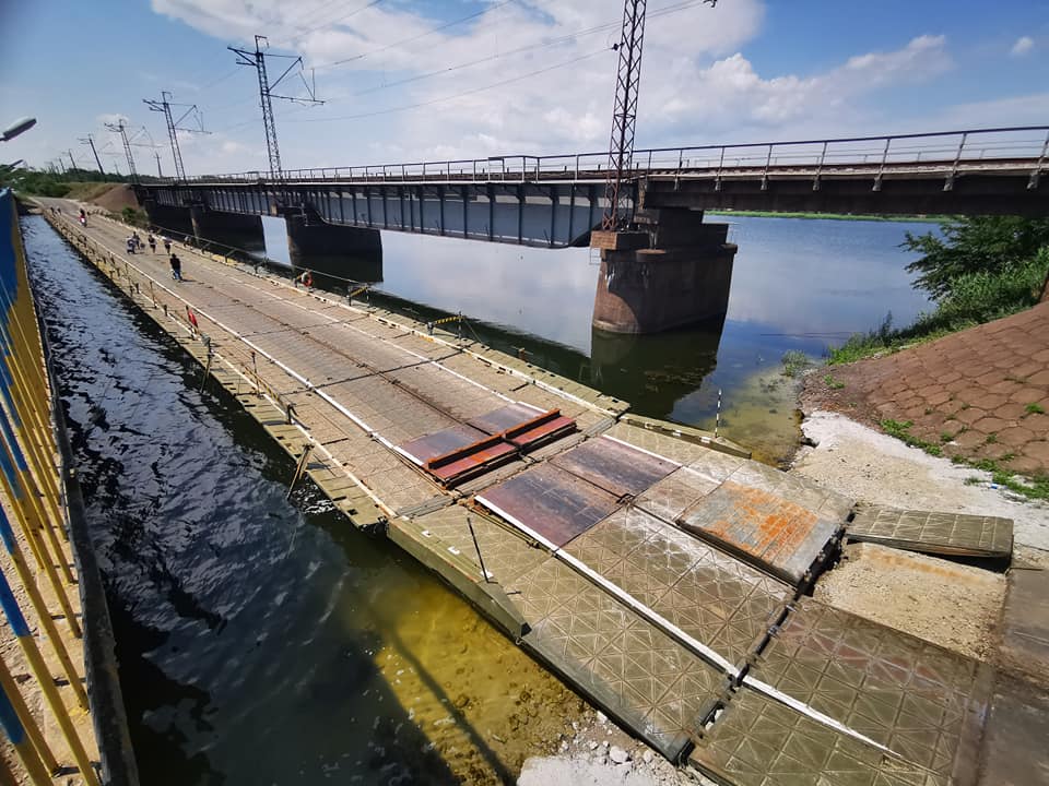 Водители в ярости: понтонный мост, который «открыл» губернатор Бондаренко, снова перекрыт