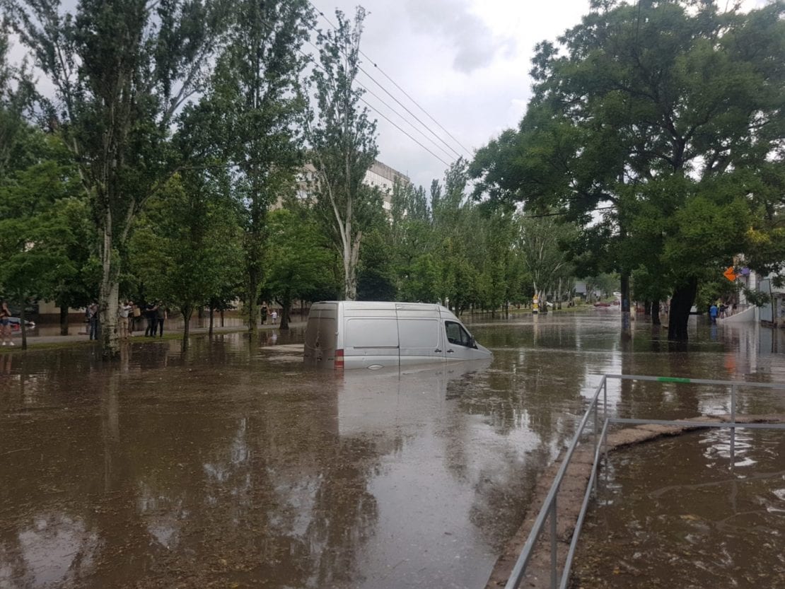 Из-за мощного ливня Николаев ушел под воду (Фото, видео)