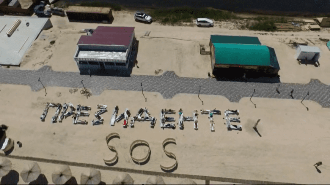 На Арабатской Стрелке активисты оставили живое послание президенту (Видео)