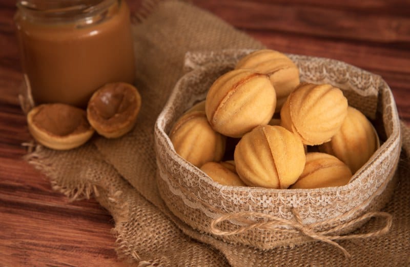 Вкус детства: простой рецепт печенья «орешки» со сгущенкой (видео)
