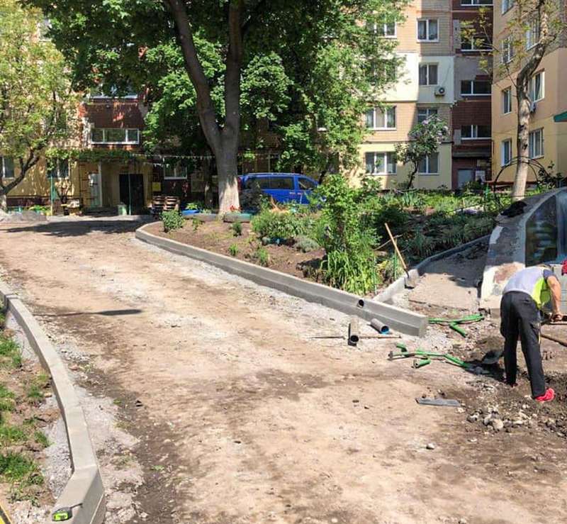 В Днепре на ж/м Тополь-3 проходит масштабная реконструкция дорожного покрытия (Фото)