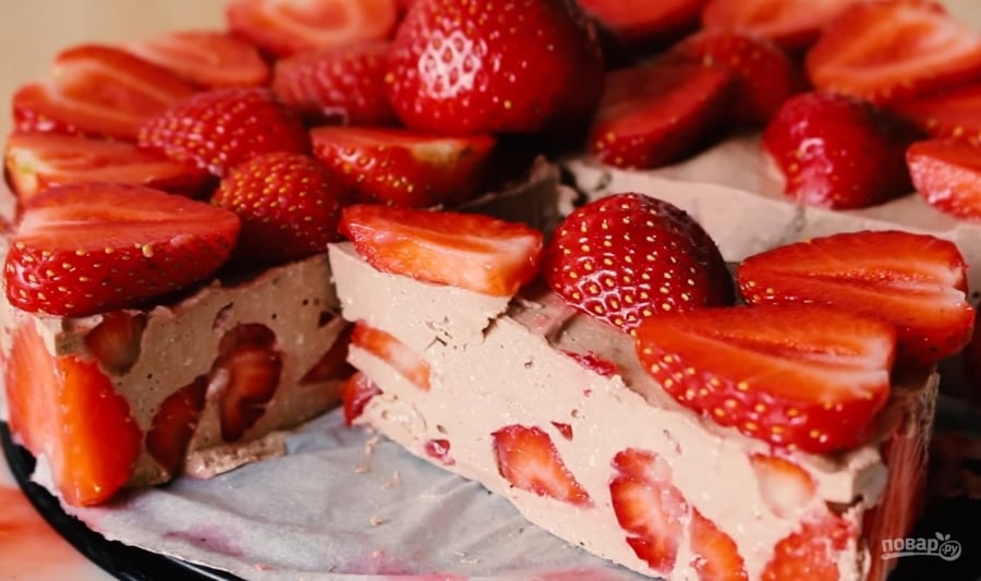 Чизкейк с клубникой: рецепт летнего десерта без выпечки (Фото)