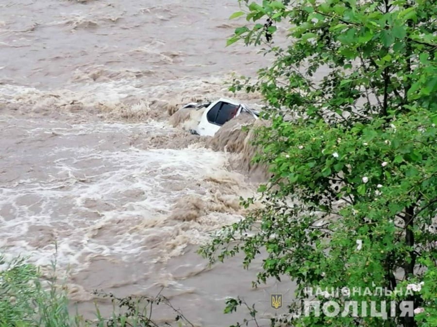 в Ивано-Франковской области автомобиль слетел в реку Белый Черемош около 23:30 еще 21 июня. Позже появилась информация о том, что водитель и пассажирка этого авто погибли.