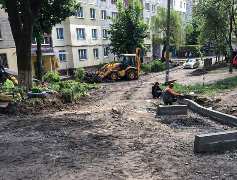 В Днепре на ж/м Тополь-3 проходит масштабная реконструкция дорожного покрытия (Фото)