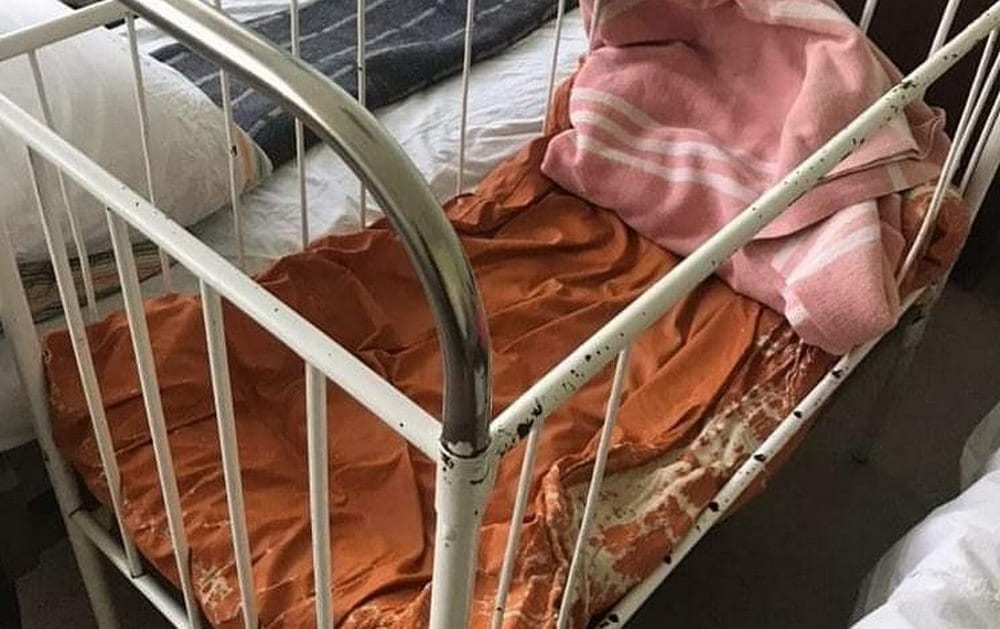 Жители Марганца в ужасе от состояния детских кроваток в больнице