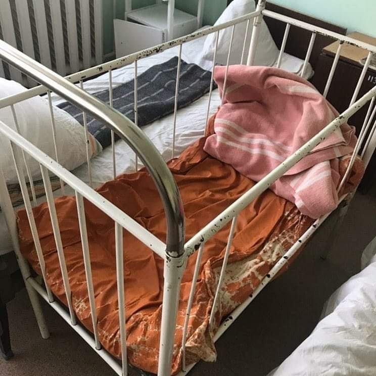 Жители Марганца в ужасе от состояния детских кроваток в больнице