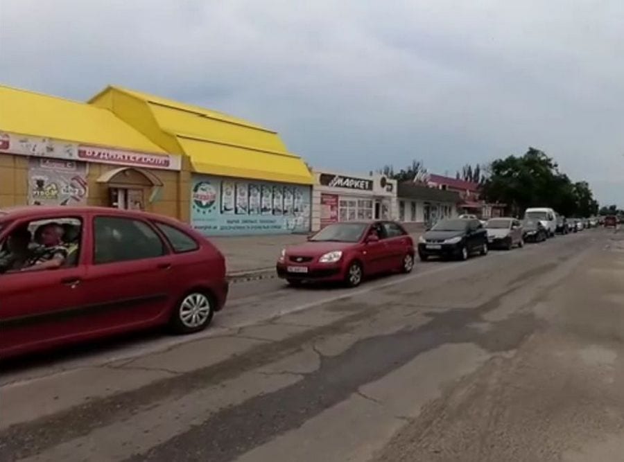 Дорога с Азовского моря забита машинами (Видео)