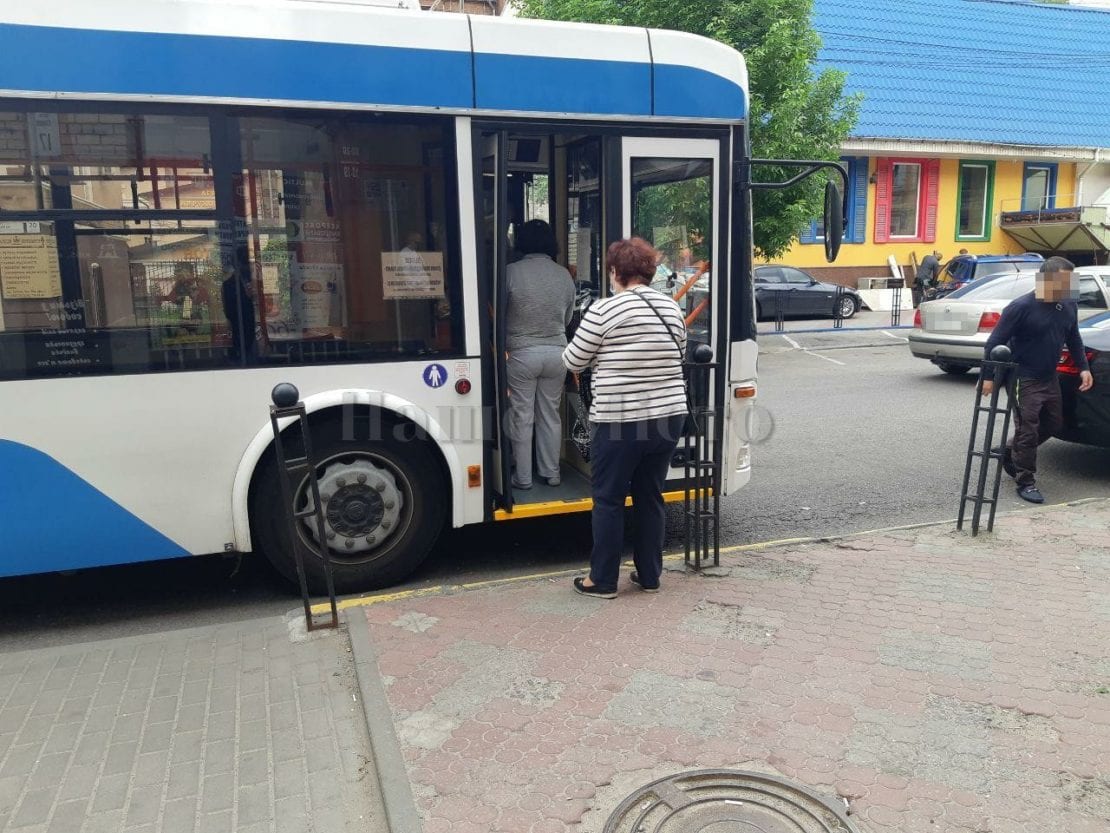 В Днепре агрессивный мужчина ломился в троллейбус. Новости Днепра