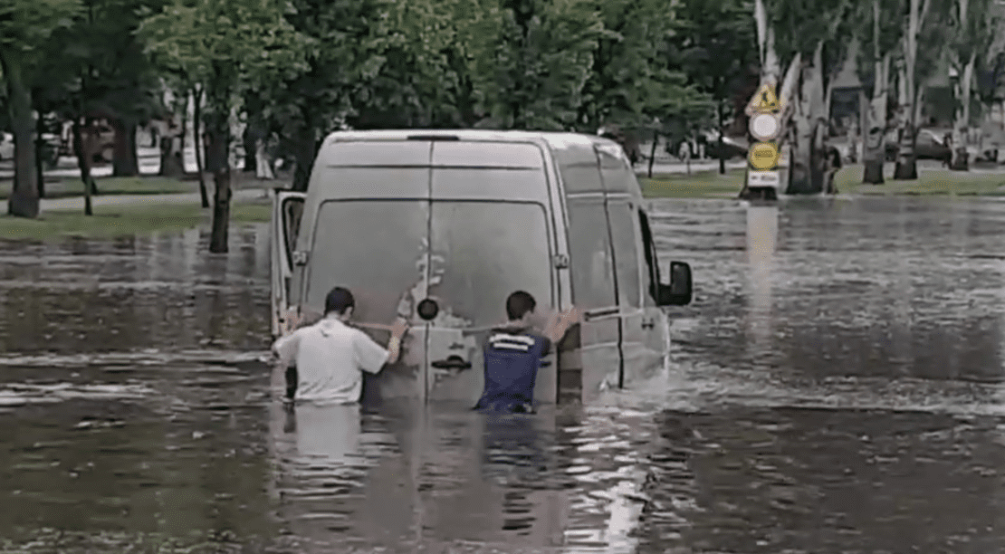 Из-за мощного ливня Николаев ушел под воду (Фото, видео)