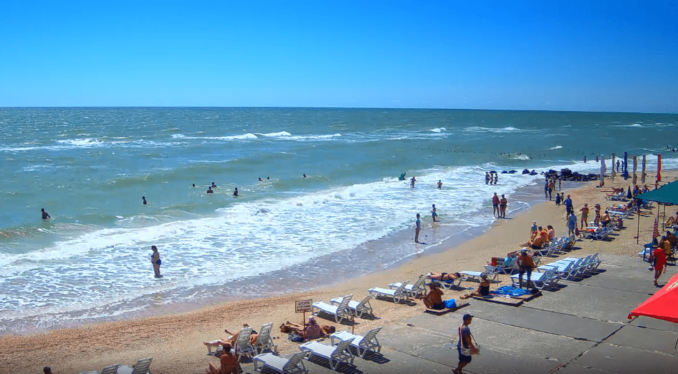 Азовское море на Конституцию: днепряне массово выезжают на отдых