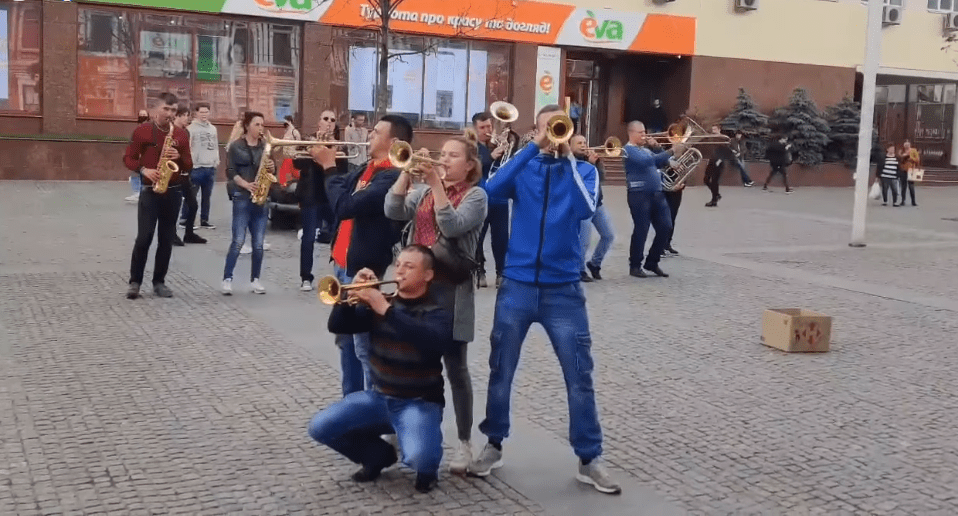 Уличные музыканты из Днепра зажигательно исполнили Mahalageasca