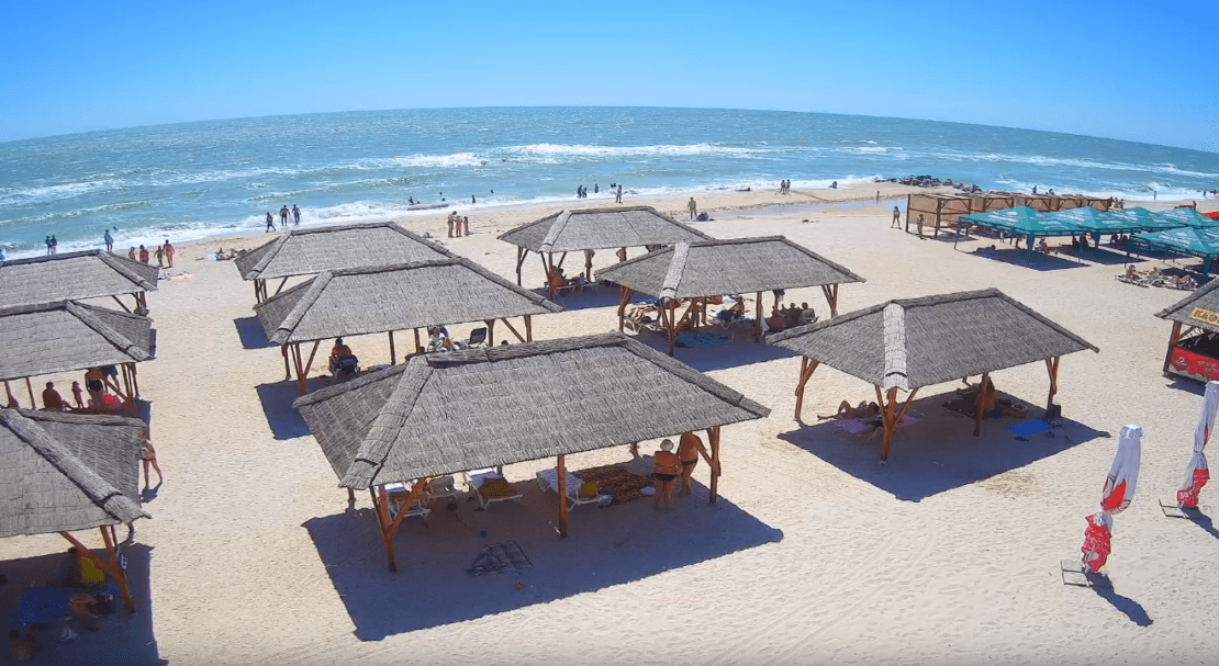 Азовское море на Конституцию: днепряне массово выезжают на отдых