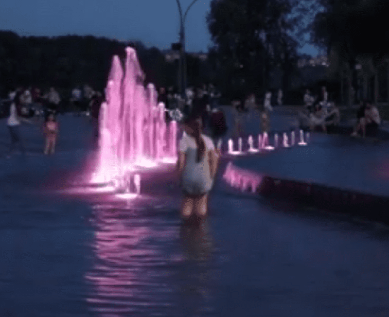 В Днепре дети массово купаются в "поющем" фонтане в сквере "Прибрежный" (Видео)