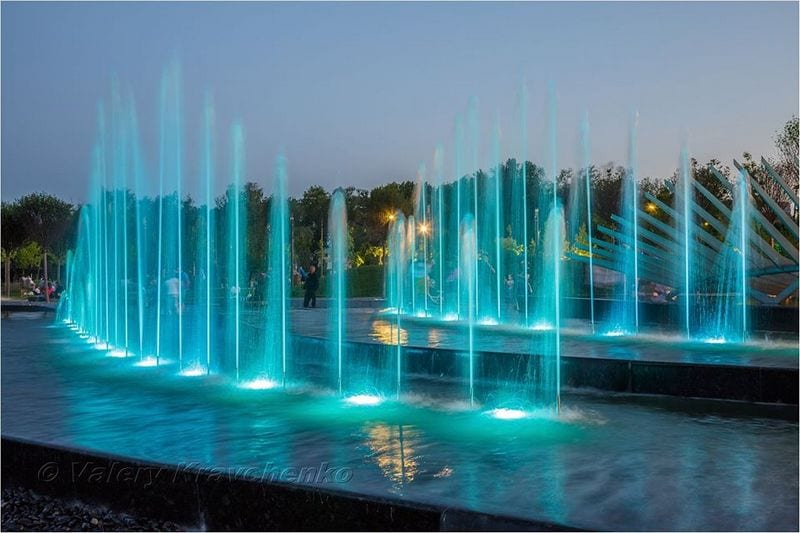 Фото вечернего фонтана в сквере "Прибрежный". Новости Днепра