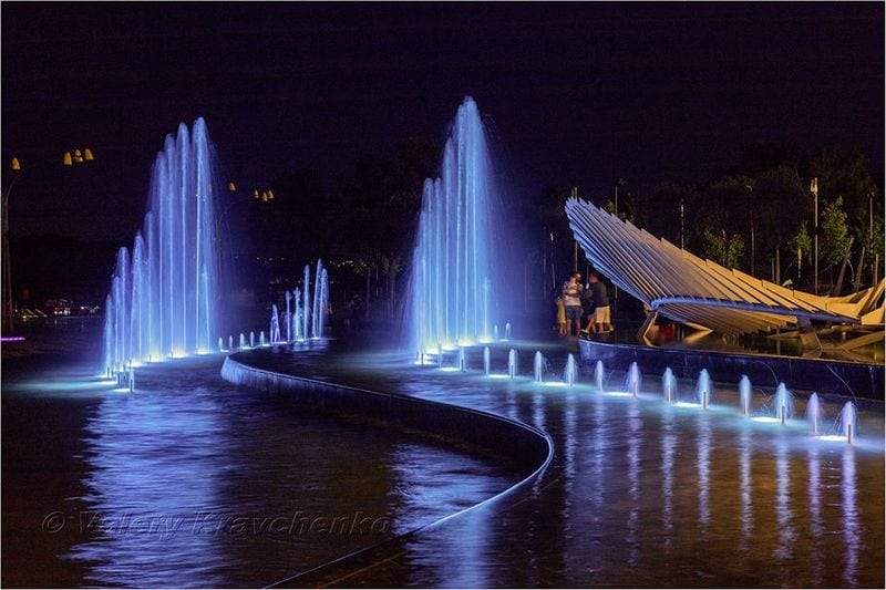 Фото вечернего фонтана в сквере "Прибрежный". Новости Днепра