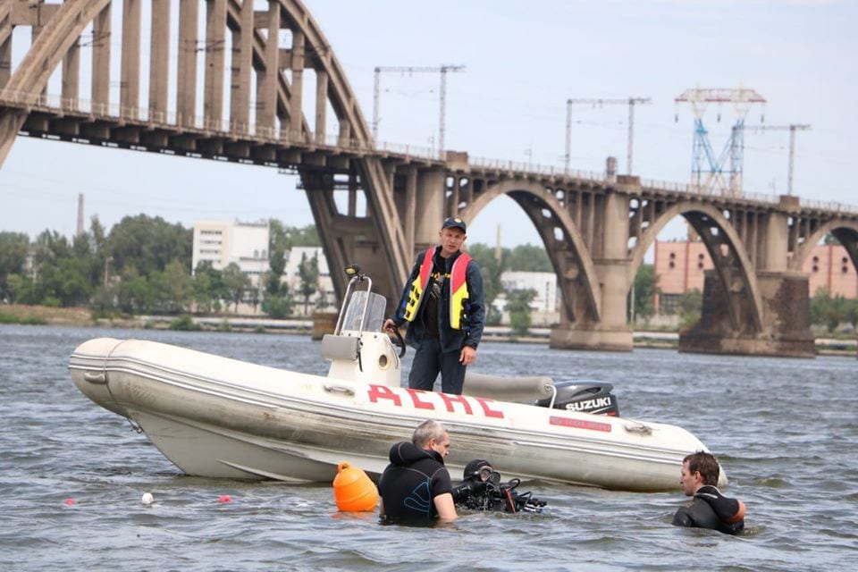 Нырнул и не выплыл: в Днепре спасатели нашли тело утонувшего мужчины