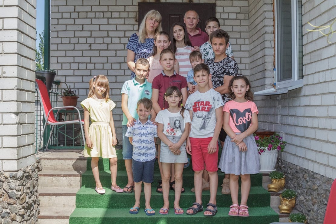 12 детей и 33 года счастья: в Днепре живет уникальная семья