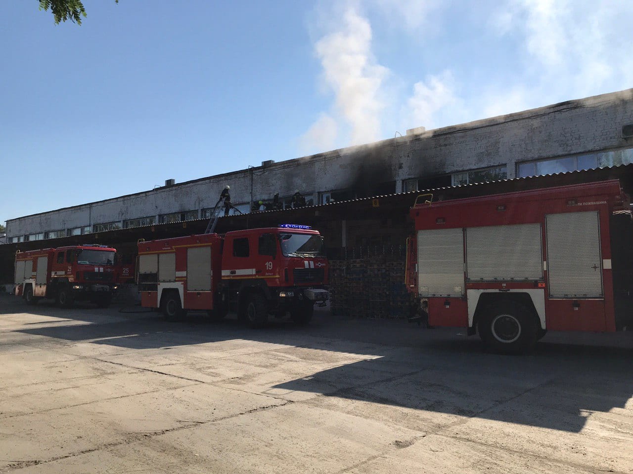 В Днепре сильный пожар в складских помещениях. Новости Днепра