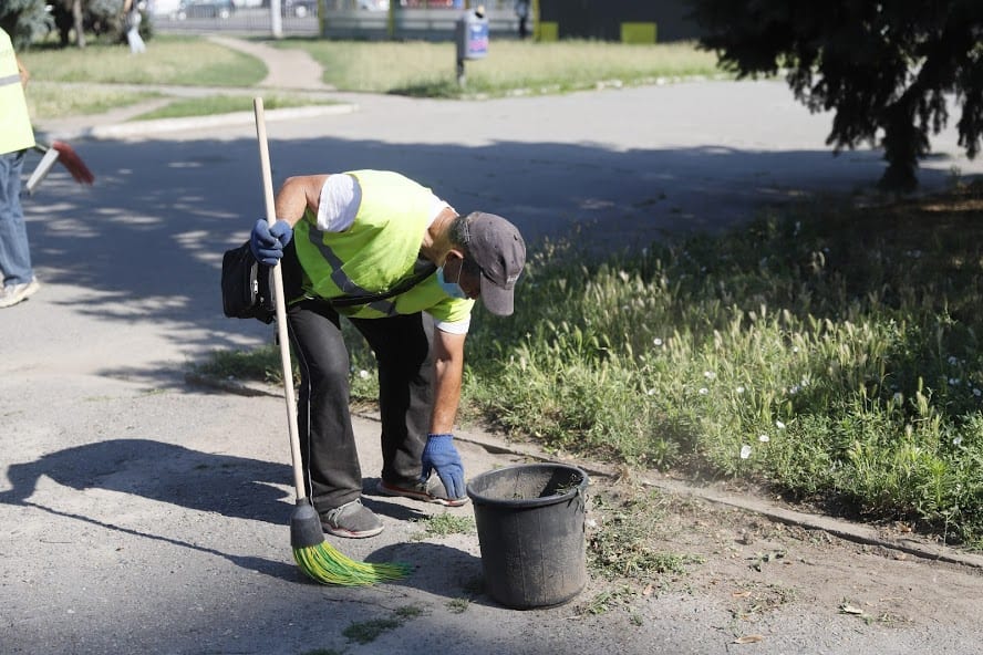 Як у Дніпрі ліквідовують наслідки вандалізму щодо об’єктів благоустрою та комунального майна