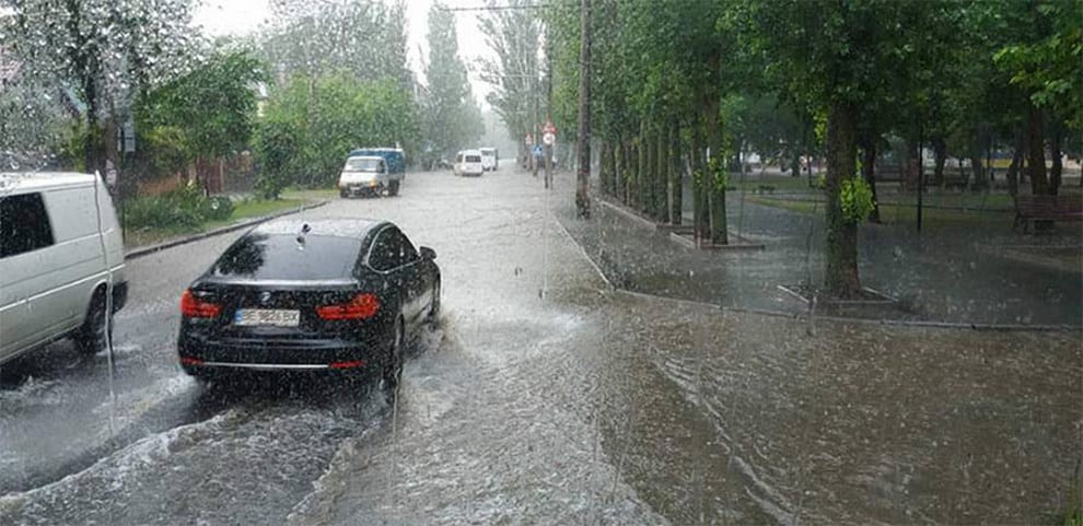 Из-за мощного ливня Николаев ушел под воду (Фото, видео)