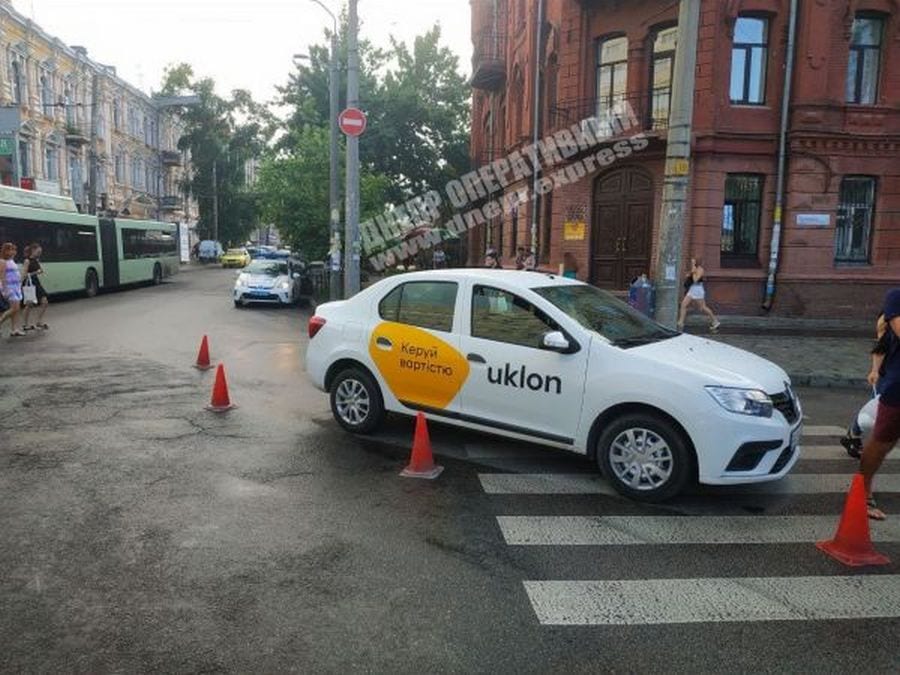 ДТП с пострадавшими в Днепре: в центре таксист сбил девушку на пешеходном переходе 