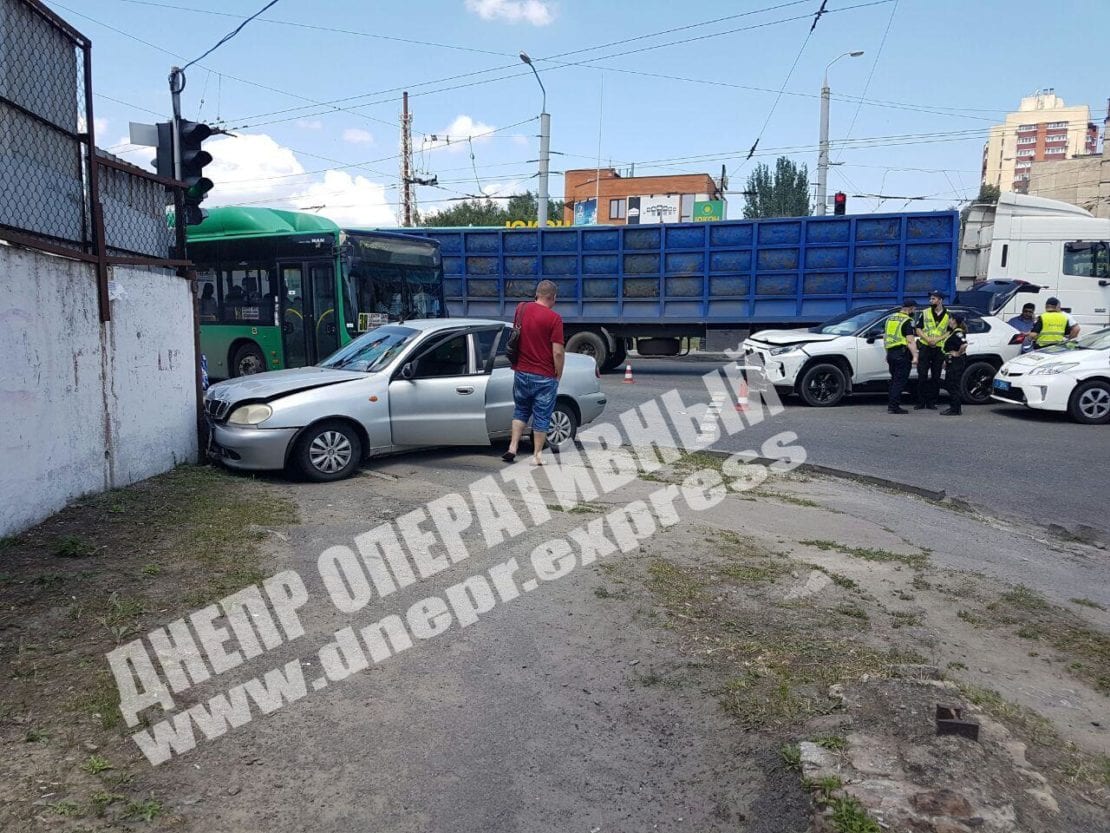 ДТП Днепр: столкнулись два авто, пострадал ребенок