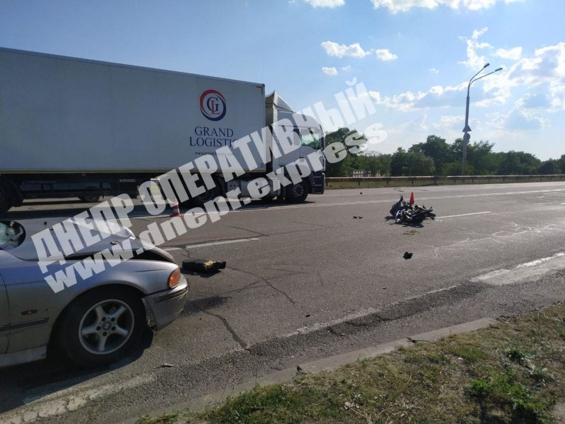 ДТП Днепр: BMW сбил мотоциклиста, мужчина скончался
